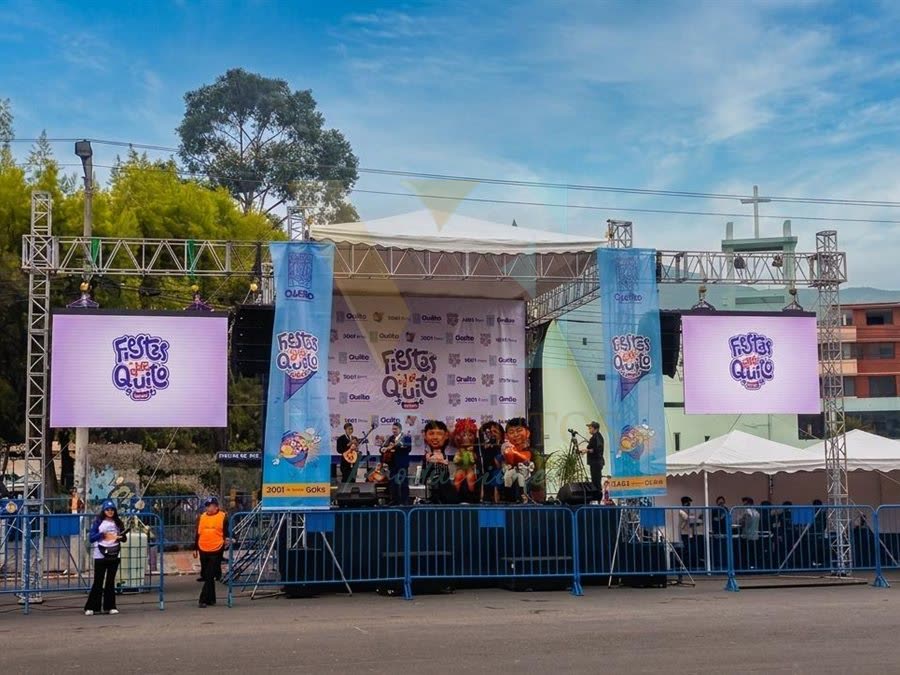 Alquiler de tarima y escenario con estructura para evento en Quito por Valeventos