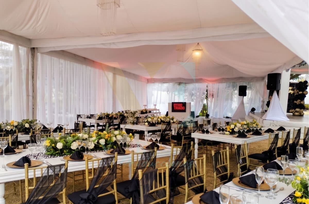 Montaje de evento estilo luxury negro y dorado en carpa por Valeventos en Quito