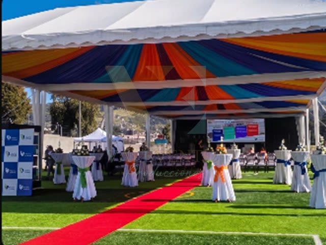Carpa con alfombra roja para evento al aire libre, montaje de Valeventos en Quito