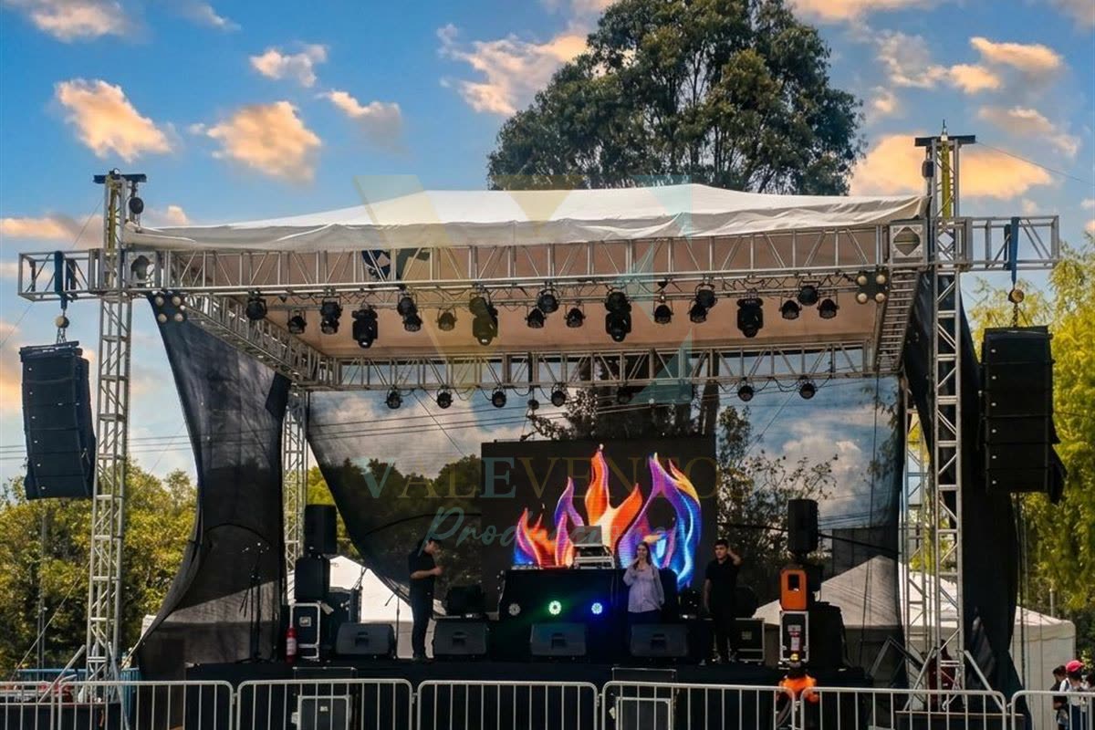 Alquiler de tarimas, escenarios y estructuras para eventos en Quito